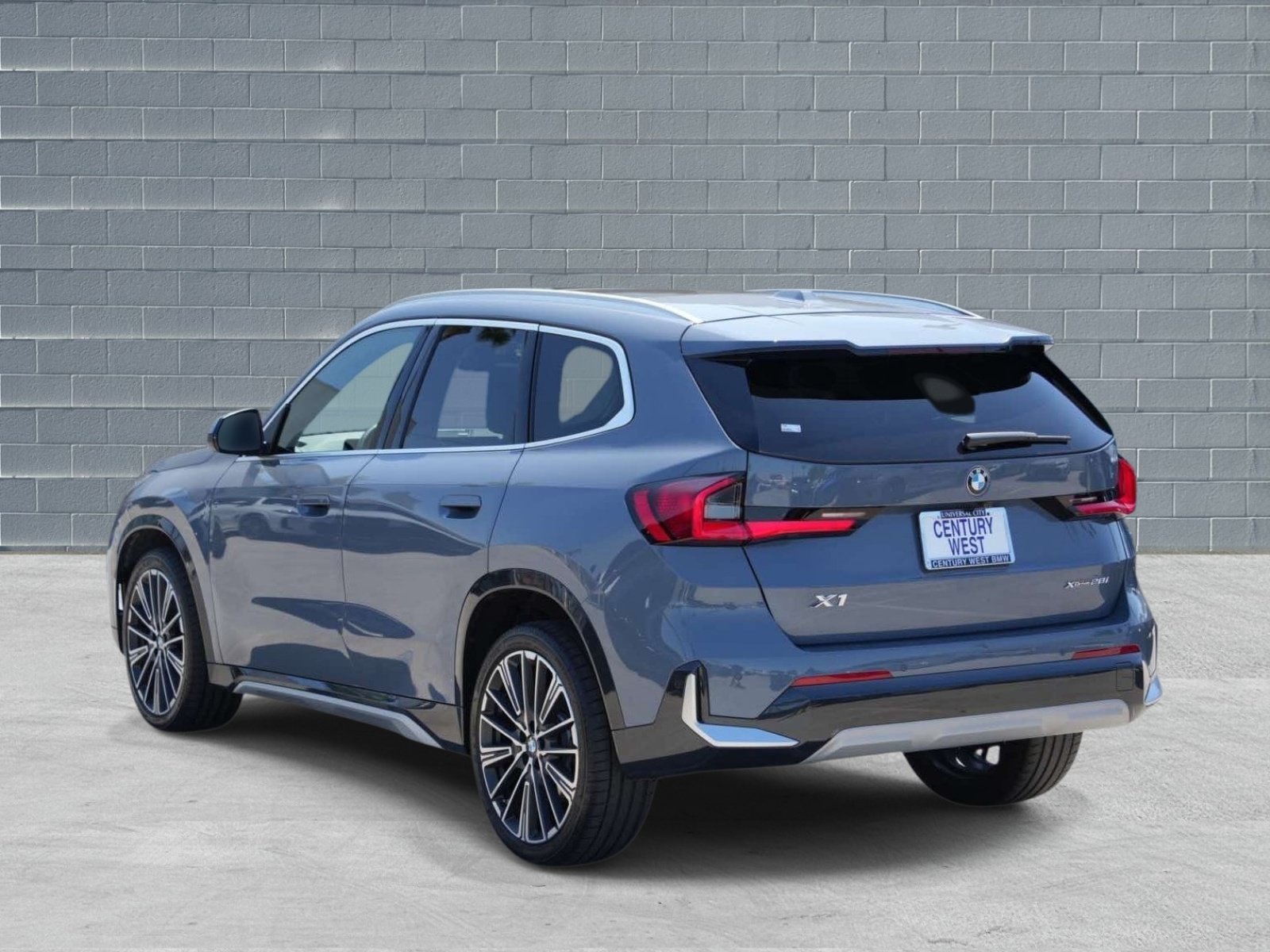 Used 2025 BMW X1 xDrive28i w/ Convenience Package AWD/4WD image 3
