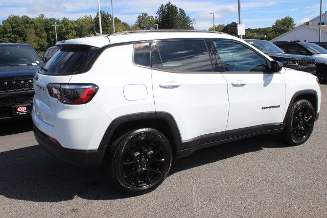 Used 2025 Jeep Compass Latitude w/ Convenience Group AWD/4WD image 28