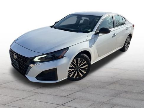 Used 2024 Nissan Altima 2.5 SV image 3