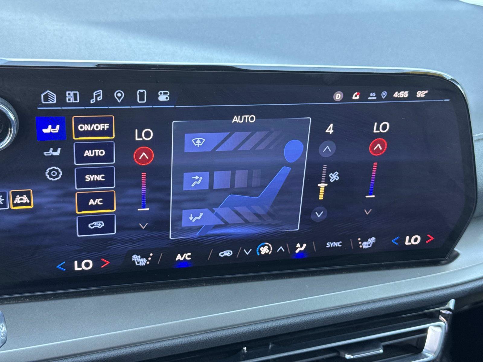 Used 2025 Chevrolet Traverse LT FWD image 14