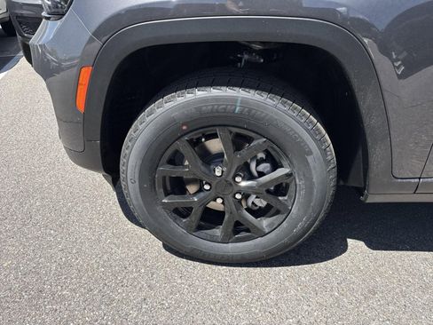 New 2025 Jeep Grand Cherokee Altitude image 16