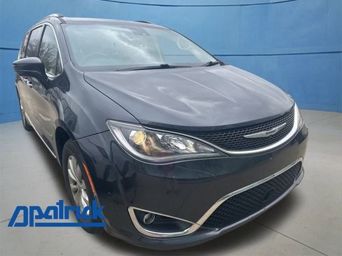 Used 2019 Chrysler Pacifica Touring-L w/ Advanced Safetytec Group image 1