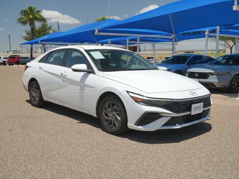 Used 2024 Hyundai Elantra SEL FWD image 3