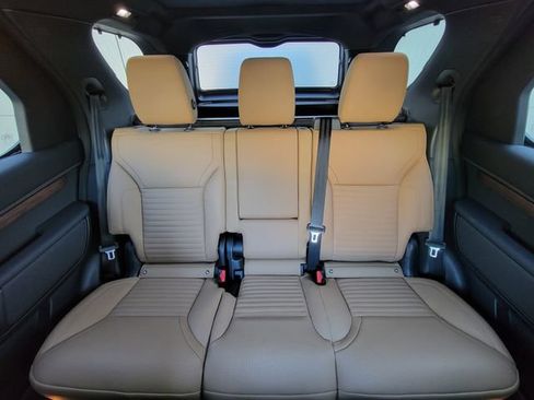 Used 2025 Land Rover Discovery Dynamic SE AWD/4WD image 29