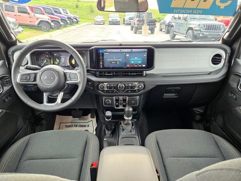 Used 2025 Jeep Wrangler Unlimited Sahara AWD/4WD image 17