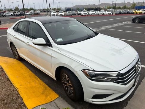 Used 2019 Volkswagen Jetta SE w/ Cold Weather Package FWD image 3