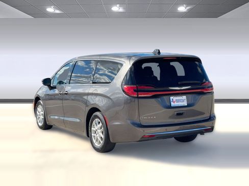 Used 2023 Chrysler Pacifica Touring-L image 3