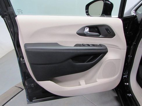 Used 2024 Chrysler Pacifica Touring-L FWD image 12