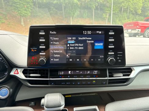 Used 2024 Toyota Sienna XLE w/ XLE Plus Package FWD image 17