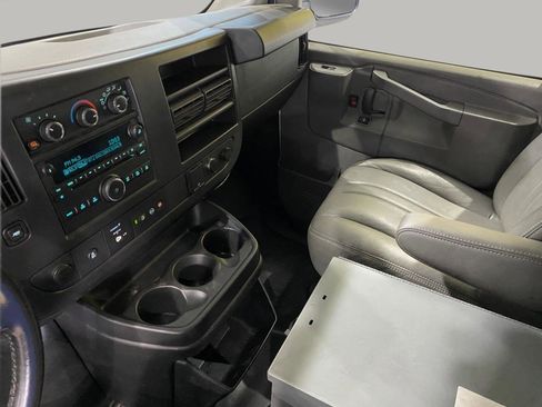 Used 2016 Chevrolet Express 3500 Extended RWD image 12