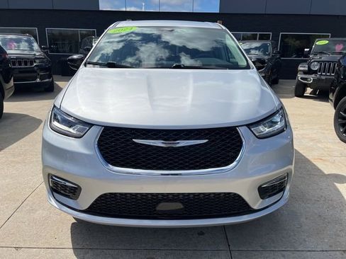 Used 2024 Chrysler Pacifica Touring-L FWD image 2