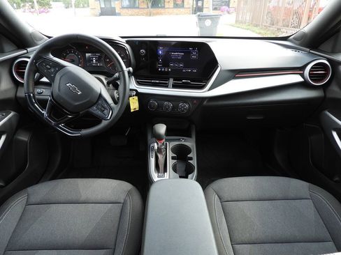 Used 2025 Chevrolet Trax RS w/ Driver Confidence Package FWD image 19