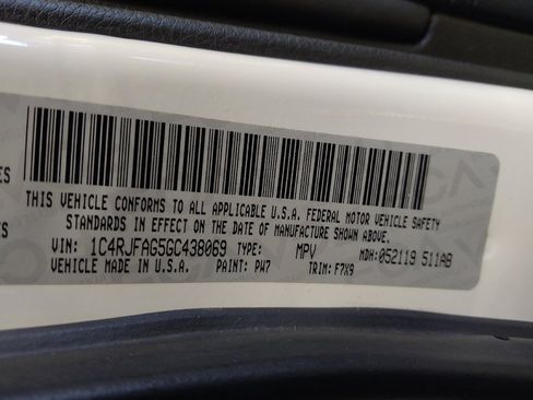 Used 2016 Jeep Grand Cherokee Laredo w/ Quick Order Package 23E AWD/4WD image 33