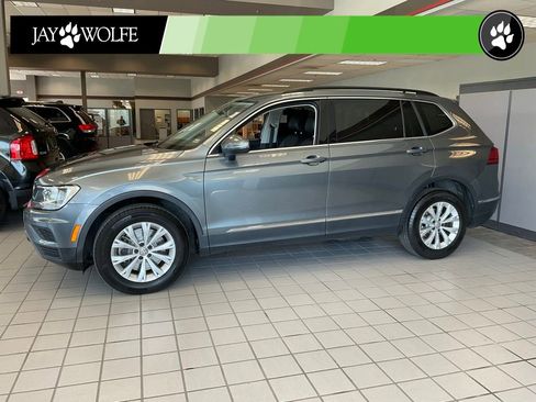Used 2018 Volkswagen Tiguan SE w/ Panoramic Sunroof Package AWD/4WD image 3