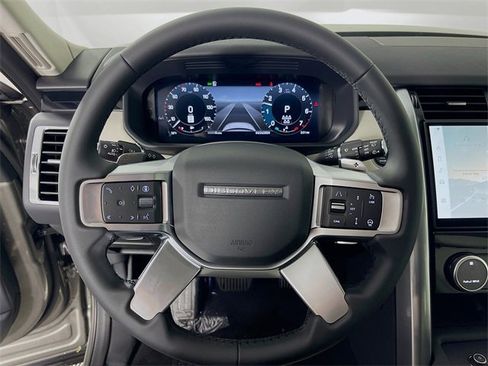 Used 2024 Land Rover Discovery S image 13