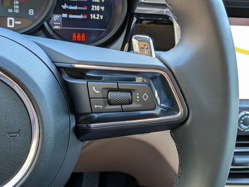 Certified 2025 Porsche Macan AWD/4WD image 10