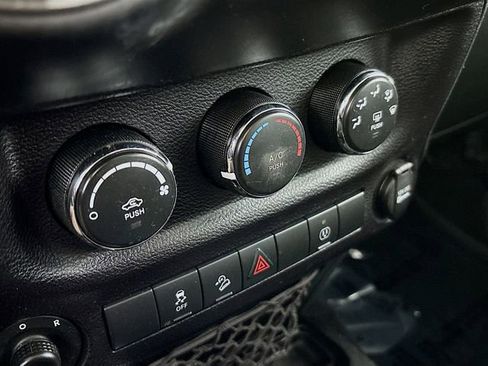 Used 2017 Jeep Wrangler Unlimited Sahara AWD/4WD image 13