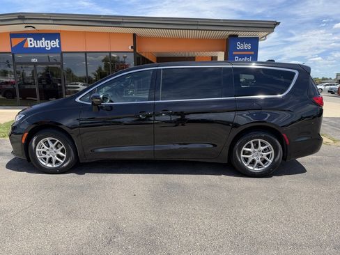 Used 2025 Chrysler Pacifica Select FWD image 2