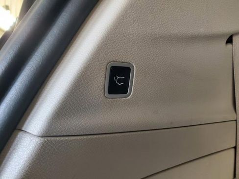 Used 2020 Chrysler Pacifica Touring-L Plus FWD image 8