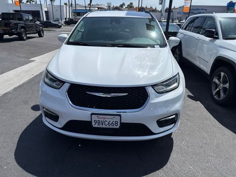 Used 2022 Chrysler Pacifica Touring-L FWD image 3