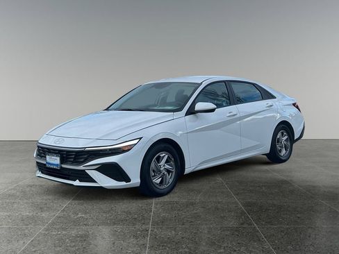 Certified 2025 Hyundai Elantra SE image 3