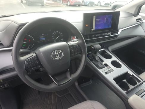 Used 2025 Toyota Sienna LE image 13