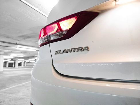 Used 2017 Hyundai Elantra SE image 10