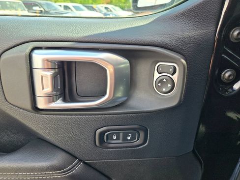 Used 2018 Jeep Wrangler Unlimited Sahara AWD/4WD image 12