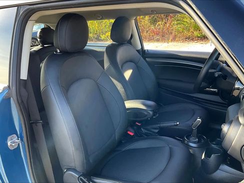 Used 2023 MINI Cooper 2-Door Hardtop image 8