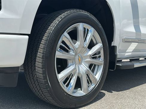 Used 2024 Chevrolet Silverado 1500 High Country w/ High Country Premium Package AWD/4WD image 9