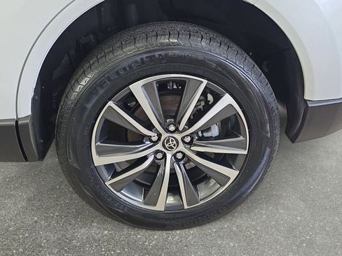 Used 2023 Toyota Venza LE image 32