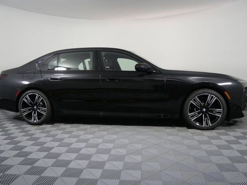 Used 2025 BMW 760i xDrive w/ Executive Package image 2