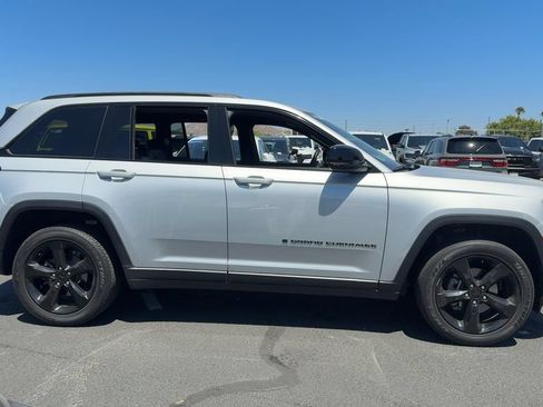 Used 2023 Jeep Grand Cherokee Altitude AWD/4WD image 4