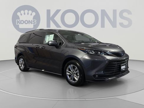 Used 2025 Toyota Sienna XLE w/ XLE Plus Package FWD image 5