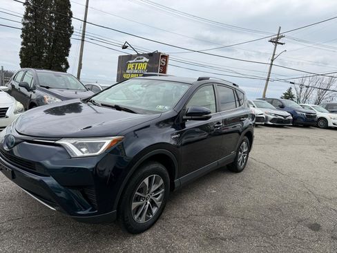 Used 2018 Toyota RAV4 LE image 4