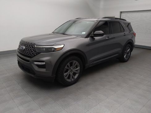 Used 2022 Ford Explorer XLT w/ Equipment Group 202A RWD image 2
