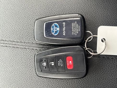 Used 2020 Toyota RAV4 Limited image 27