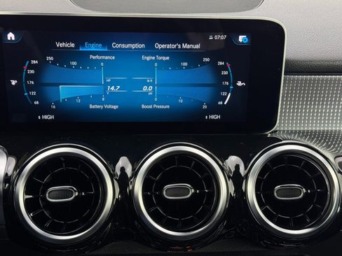 Used 2020 Mercedes-Benz GLB 250 4MATIC w/ Premium Package image 28