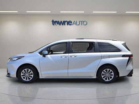Used 2023 Toyota Sienna XLE w/ XLE Plus Package AWD/4WD image 3