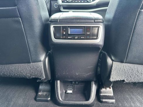 Used 2019 Toyota Highlander SE AWD/4WD image 22