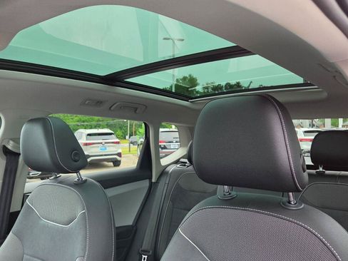 Used 2023 Volkswagen Taos SE w/ Panoramic Sunroof Package FWD image 36