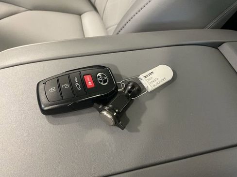 Used 2026 Toyota Highlander Platinum AWD/4WD image 23