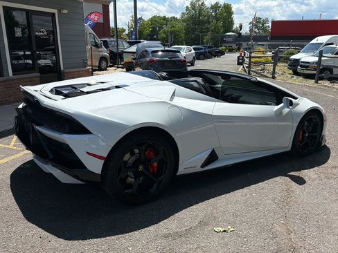 Used 2021 Lamborghini Huracan EVO RWD image 11