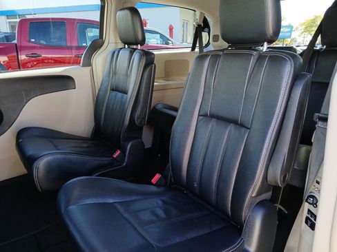 Used 2014 Chrysler Town & Country Touring image 22