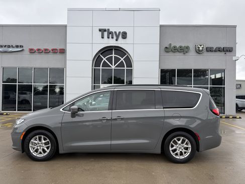 Used 2022 Chrysler Pacifica Touring-L FWD image 32