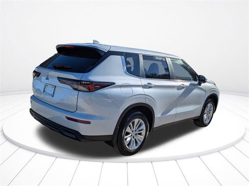 New 2025 Mitsubishi Outlander ES image 4