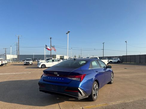 Used 2025 Hyundai Elantra SEL FWD image 19