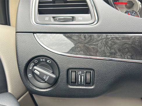 Used 2014 Chrysler Town & Country Touring image 28