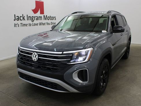 New 2026 Volkswagen Atlas Peak Edition AWD/4WD image 2