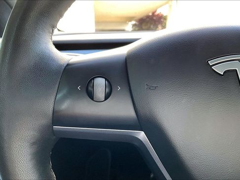 Used 2021 Tesla Model Y Long Range image 12